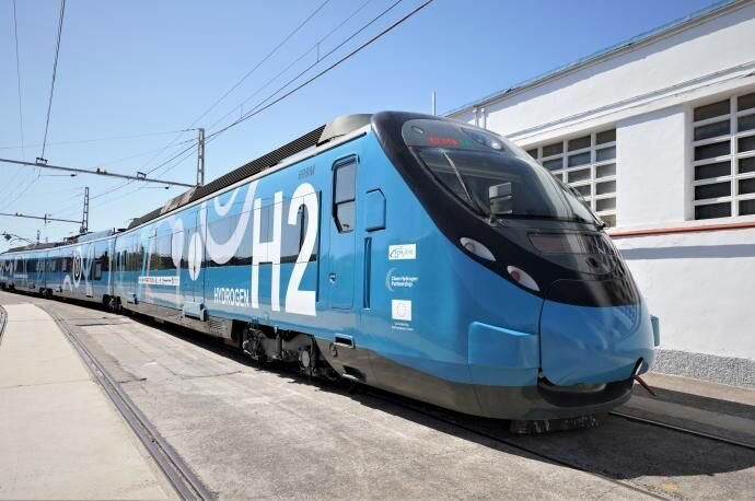 THE HYDROGEN-POWERED TRAIN DEMONSTRATOR DEVELOPED BY THE FCH2RAIL PROJECT STARTS DYNAMIC TESTING ON EXTERNAL TRACK THIS WEEK